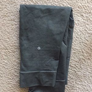 Heathered Olive Seamlessly Street Lulu Crops, SZ 8